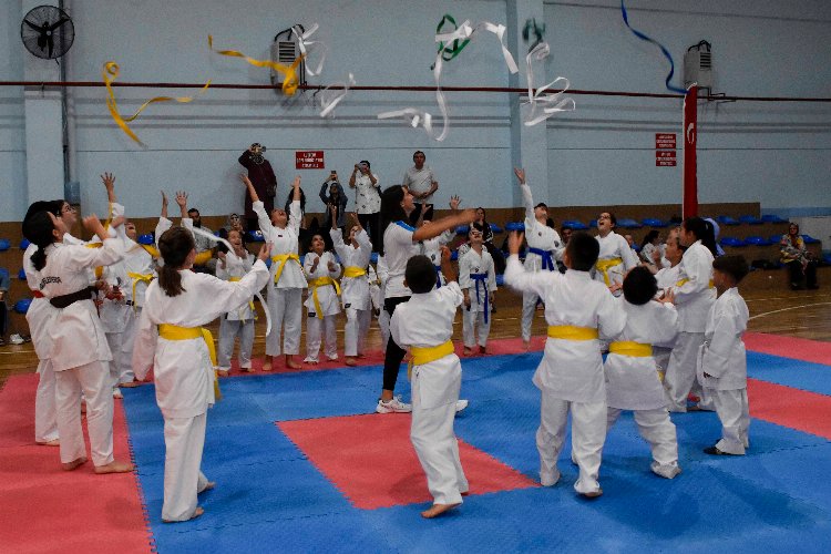 Karacabey'in genç karatecileri kuşaklarına